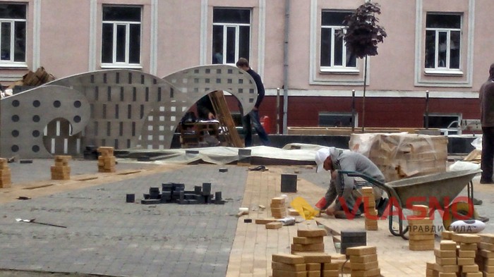 реконструкція скверу біля Макдональдса у Вінниці фото