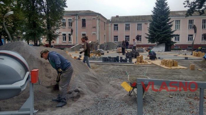 реконструкція скверу біля Макдональдса у Вінниці фото