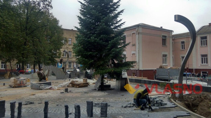реконструкція скверу біля Макдональдса у Вінниці фото