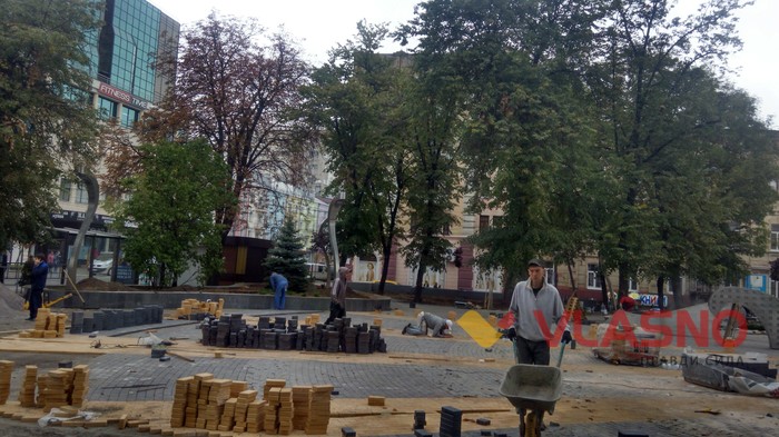 реконструкція скверу біля Макдональдса у Вінниці фото