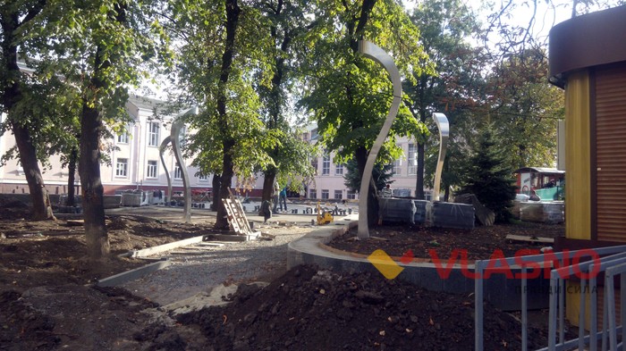 реконструкція скверу біля Макдональдса у Вінниці фото