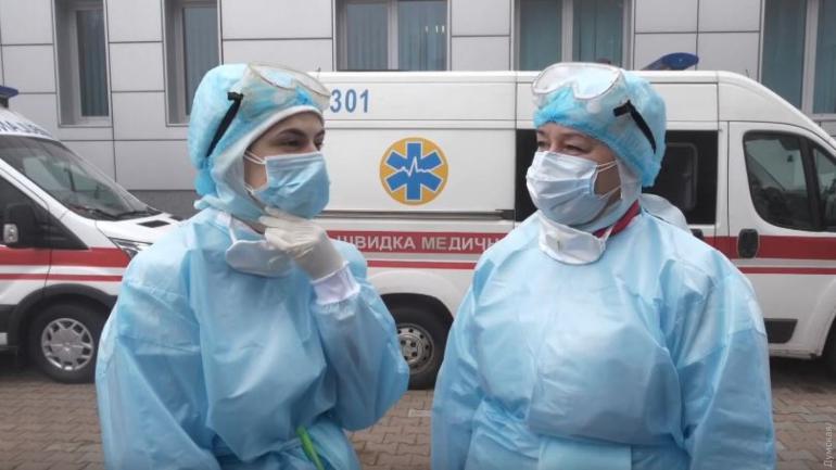 Волонтери підвозять вінницьких лікарів на роботу