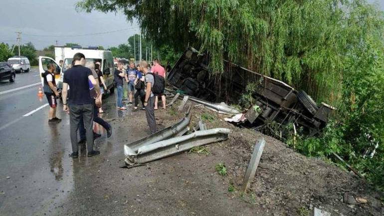 На Вінниччині автобус впав у прірву