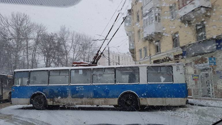 У Вінниці через снігопад занесло тролейбус