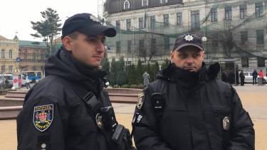 Життя ціною в чотири хвилини: вінницькі патрульні врятували дитину