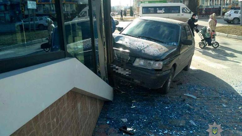 У Вінниці водій &laquo;ВАЗ-2112&raquo; під дією наркотичних речовин в&rsquo;їхав у стіну