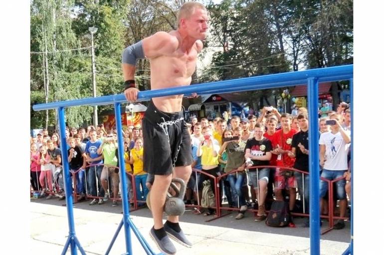Віталій Ворохоб &ndash; віджимання  з гирями фото