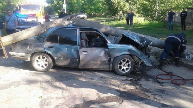 На Вінниччині металева опора накрила автомобіль