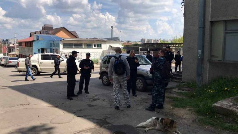 У Вінниці тітушки з битами та димовухами захоплюють завод  (ВІДЕО)