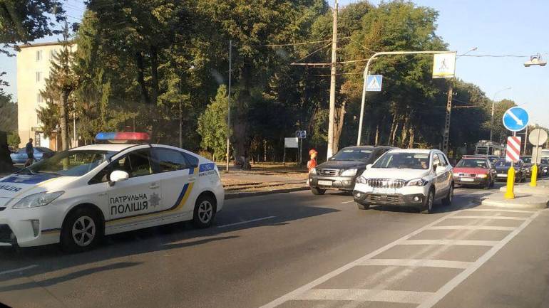 У Вінниці під колеса автомобілів потрапили двоє пішоходів