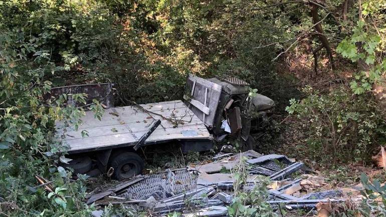 Вантажівка з бетонними матеріалами з'їхала в обрив у Вінниці