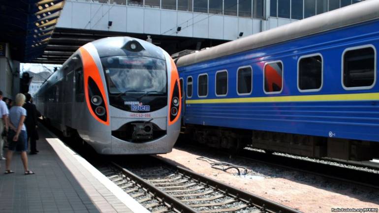 "Укрзалізниця" призначила 12 додаткових потягів на Трійцю (ФОТО)