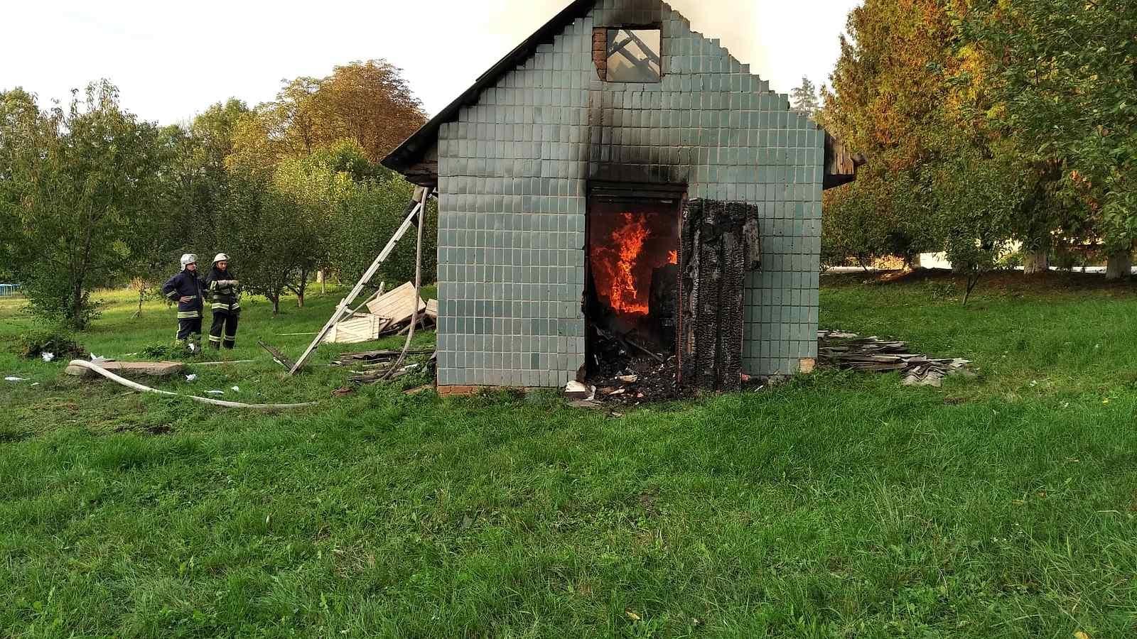 На Вінниччині спалахнуло приміщення школи: біля будівлі бачили двох школярів