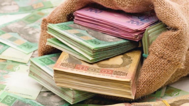 На Вінниччині непрацююча мати чиновниці подарувала дочці 200 тисяч гривень