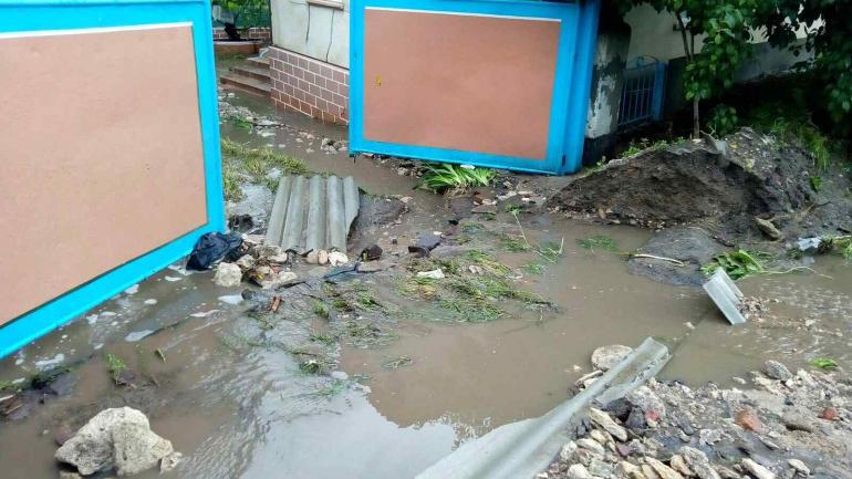 &laquo;Вода була біля ліжка&raquo;: нічний дощ затопив село Клембівка на Вінниччині (ФОТО)