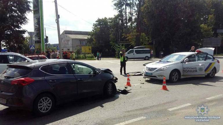 У Вінниці патрульний автомобіль не розминувся з КІА
