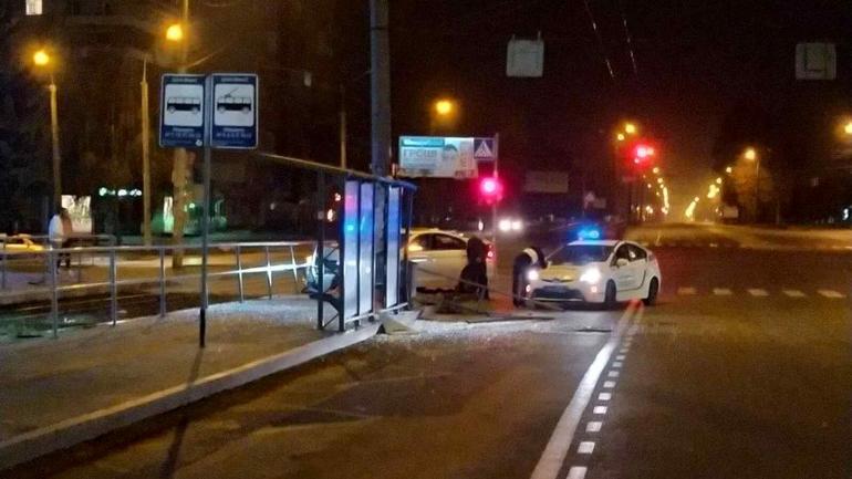 У Вінниці вночі нетверезий водій розніс павільйон на зупинці