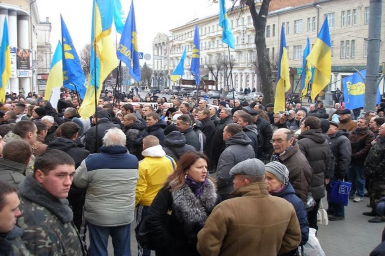 Шини, кийки, сльзогінний газ, вибиті вікна та око, загіпсована рука &mdash;  так у Вінниці проходила сесія обласної ради