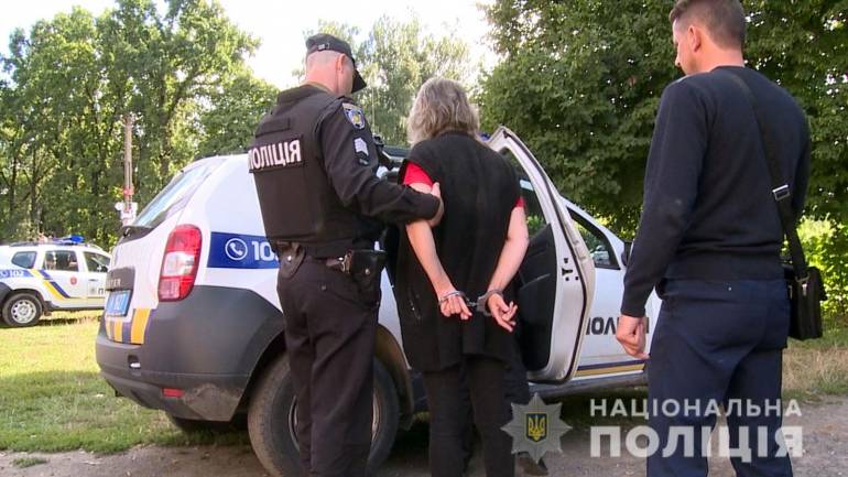 Озброєна пістолетом та сокирою вінничанка напала на лікаря