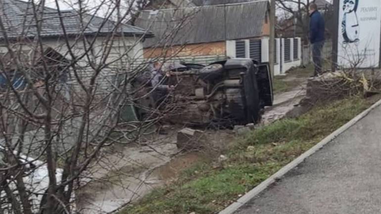 У Вінниці водій Опеля врізався у зупинку й перевернувся