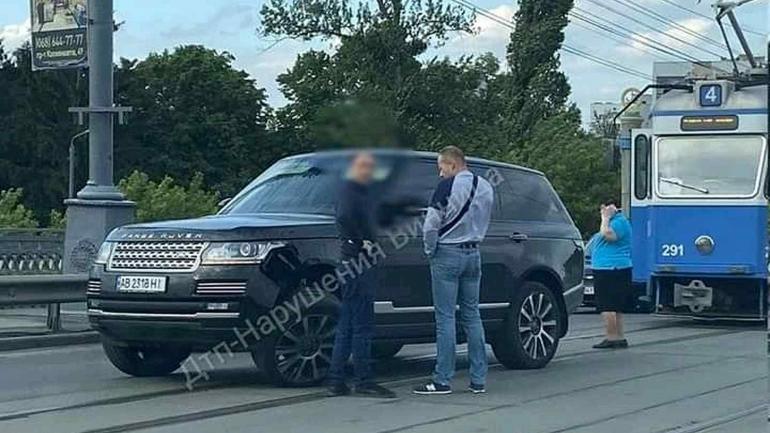 &laquo;Range Rover&raquo; мера Вінниці &laquo;загубив&raquo; колесо на центральному мосту (ВІДЕО)