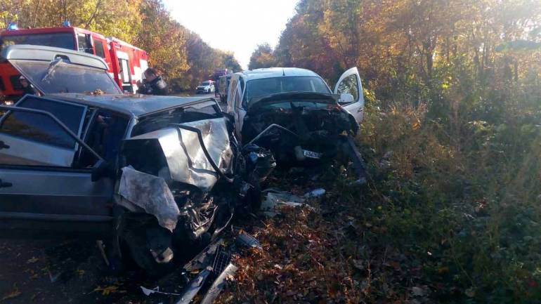 На Вінниччині рятувальники витягнули тіло молодої жінки з побитої автівки