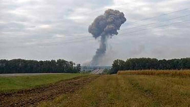 В Калинівці пожежа. Місцеві кажуть, що горять військові склади