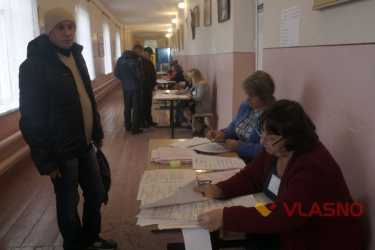 Мало скриньок, заборонені відеокамери та додруковані бюлетені &mdash; як відбувалися вибори у Луці-Мелешківській 