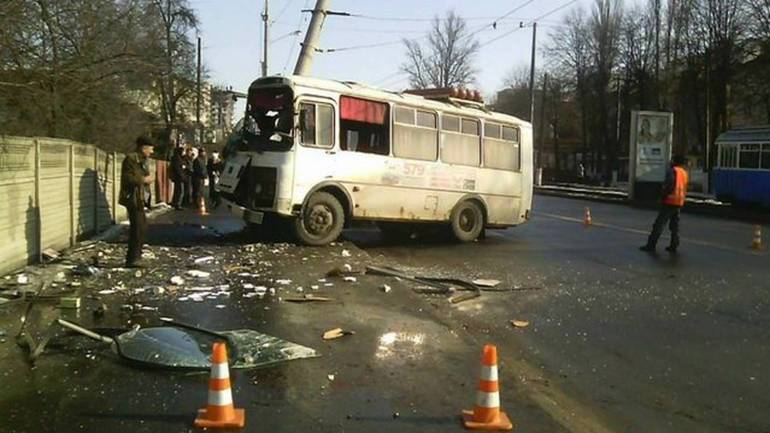 Не дорога, а скло: у Вінниці зіштовхнулись автобус і &laquo;Пежо&raquo;