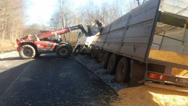 На Вінниччині &laquo;загублену&raquo; довжелезну фуру із зерном ніхто не забирає