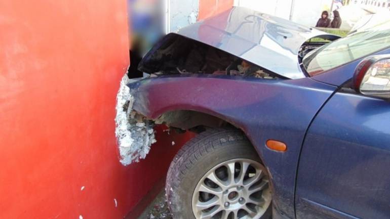 У Чернівцях водій у нетверезому стані в&rsquo;їхав в будинок і почав стрілянину