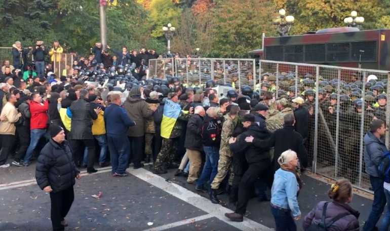 В урядовому кварталі знов сутички: правоохоронці розпилили газ та затримали донбасівців