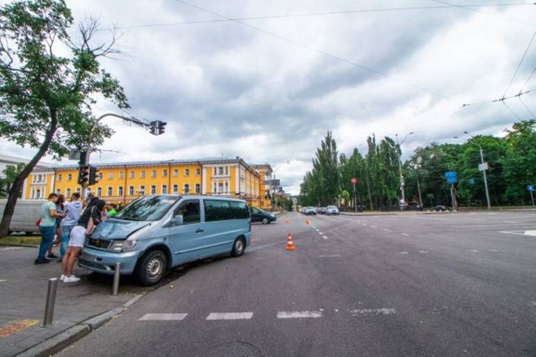У столиці Merсedes влетів у натовп