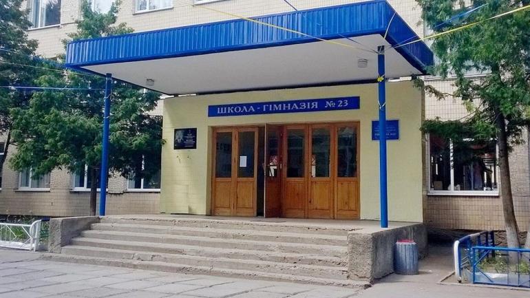 Дах приміщення  вінницької гімназії ремонтуватиме підприємство, яке існує десять місяців і жоден тендер поки не виконало