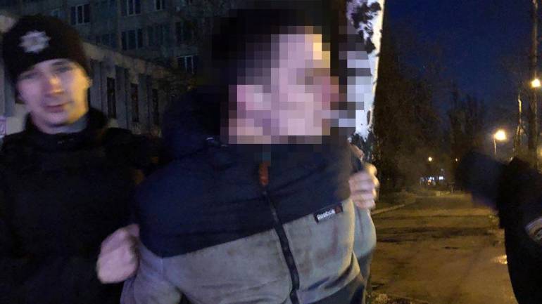 Троє на одного: на автовокзалі у Вінниці побили та обікрали чоловіка