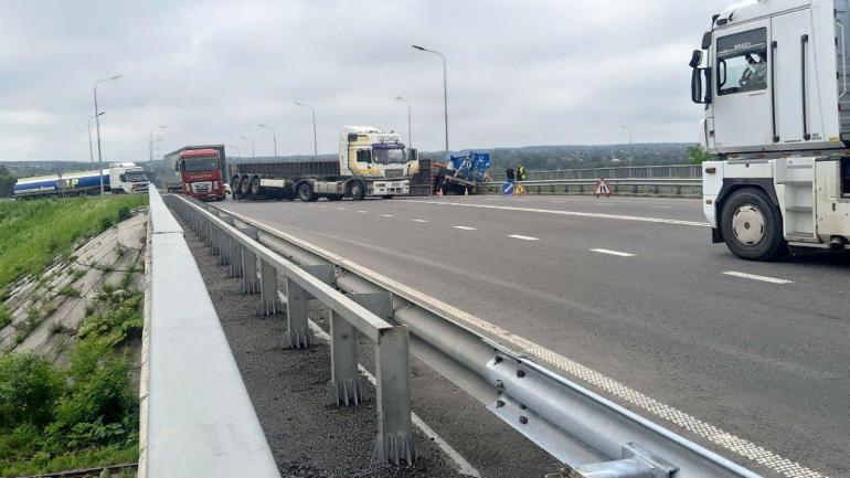 З вантажівки поблизу Немирівського шосе злетів контейнер та розтрощив дві автівки