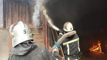 Пожежу на деревообробному підприємстві Вінниччини гасили 24 вогнеборці