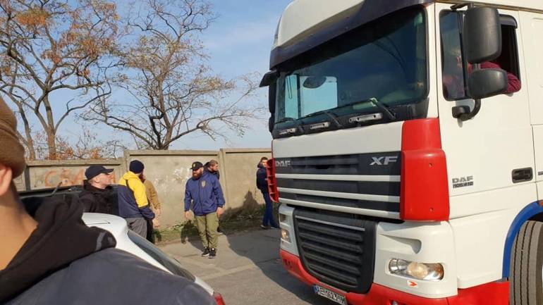 Зоозахисники супроводжують фуру з вівцями, яких утилізують на Вінниччині