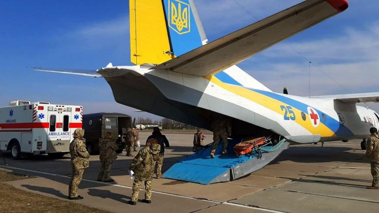 Вісьмох поранених на Донеччині привезли літаком до вінницького госпіталю