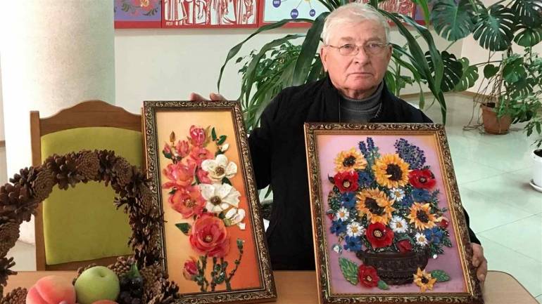 Житель Калинівки перетворює сміття на картини