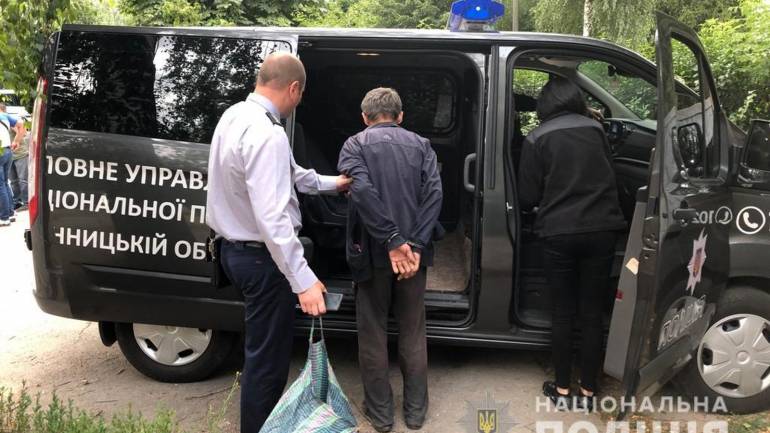 Пограбування у ліфті: зловмисник пригрозив вінничанці ножем