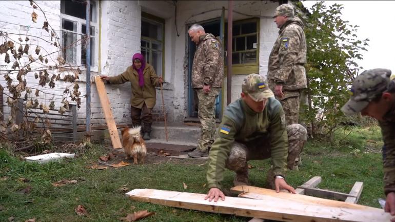 Військові допомагають родинам, які попри війну залишилися у Чорнобильській зоні (ВІДЕО)