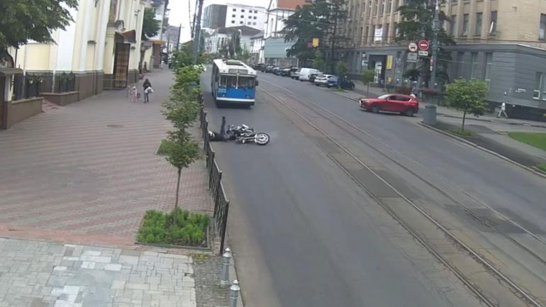 На Соборній водій мотоциклу дивом не попав під тролейбус