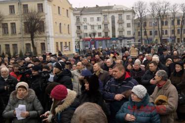 На недільному віче у Вінниці підтримали мир, засудили тероризм та порвали портрети Президента та очільника Верховної Ради
