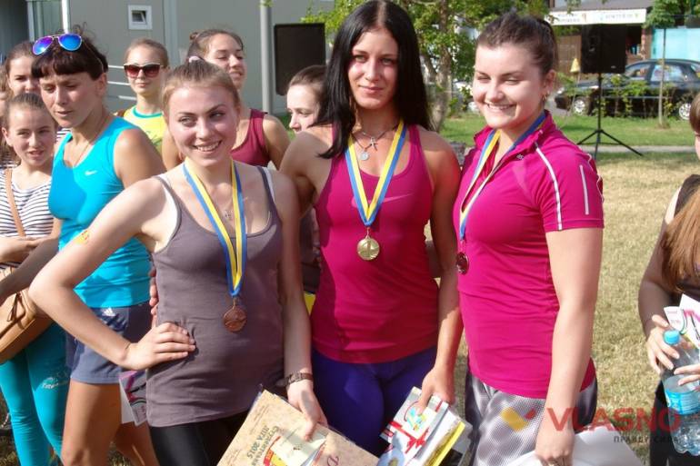 щорічний чемпіонат з присідання серед дівчат у Вінниці фото