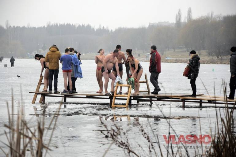  Вінничани на Водохреща читали молитви, співали і купались у ополонках