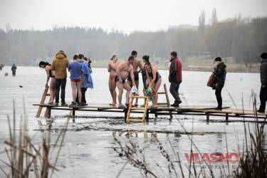  Вінничани на Водохреща читали молитви, співали і купались у ополонках