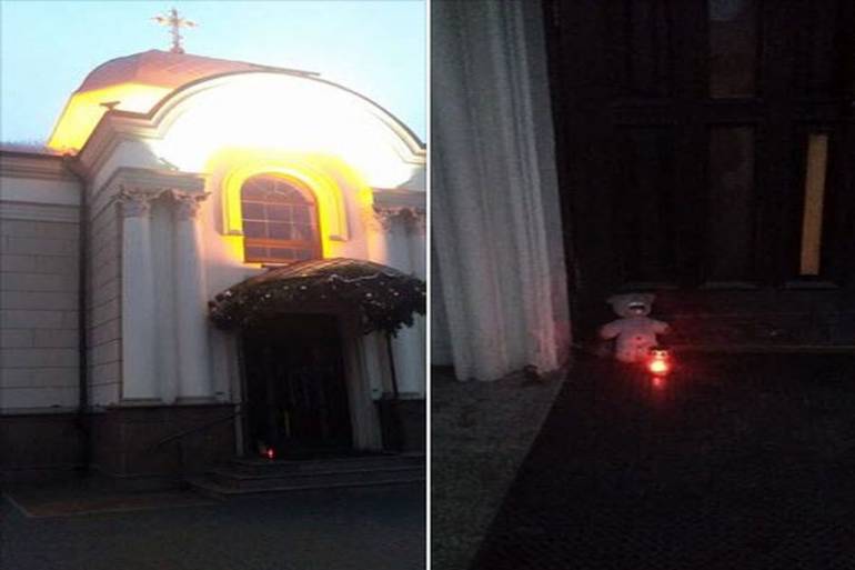 Запоріжці приносять іграшки до церкви, в якій відмовилися відспівувати загиблу дитину