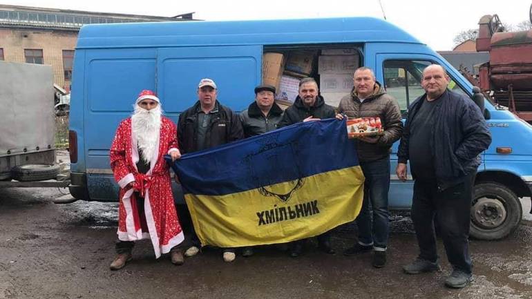 &laquo;Дружина посивіла, діти постійно в напрузі&raquo;: волонтер з Вінниччини у костюмі Діда Мороза їздив з подарунками на фронт
