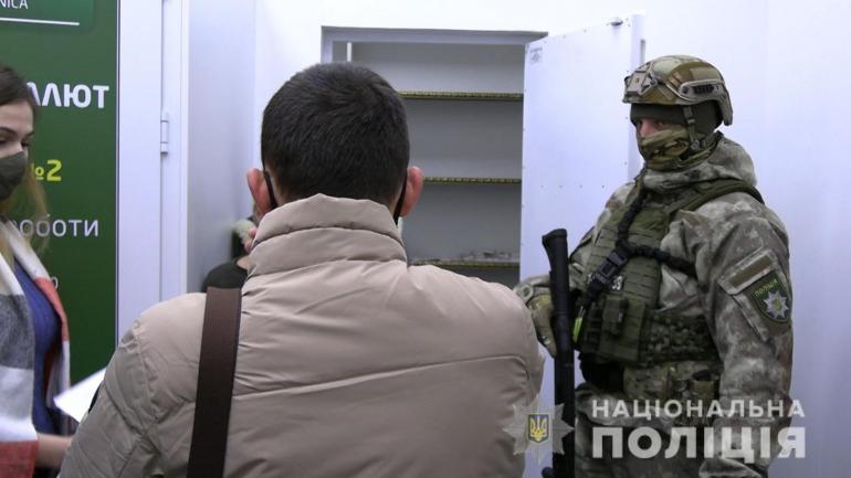 У Вінниці затримали злочинну групу, яка здійснювала незаконні оборутки з криптовалютою